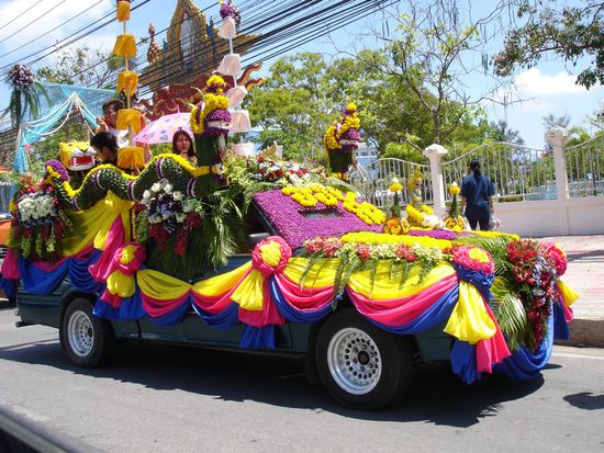 Da in Thailand diese Woche das thailändische Neujahrfest beginnt, das sogenannte Sonkran Festival, werden die Autos kunterbunt geschmückt.
