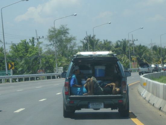 Auf der Autobahn...
...ist schon klar, warum Thailand die meisten Verkehrstoten auf der Welt hat!