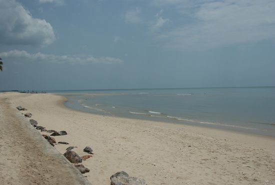 Der Strand täuscht: Keine Liegen, verdreckt und das Wasser nicht besonders klar! Wer meinen Reisebericht verfolgt hat, hat schon wirkliche Traumstrände gesehen!