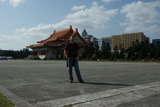 Hier stehe ich auf dem "Vorplatz" des Chiang Kai-Shek Denkmals.