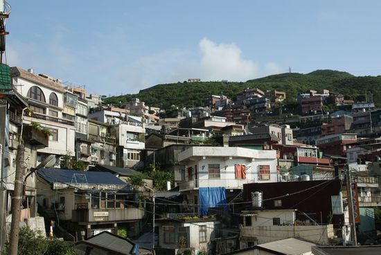 Los gings mit Chiufen Village, wo früher Kohle abgebaut wurde und das heutige Dorf übriggeblieben ist. Es ist bekannt für seinen Wochenmarkt der sich über einige hundert Meter über die Berge erstreckt.