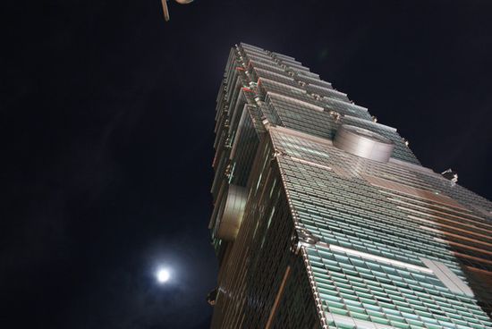 ...und bei Nacht von unten.