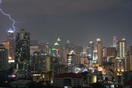 Das Bild ist während eine Gewitters vom Dach meins Apartmentgebäudes entstanden.
Und: Ja, der der Blitz ist echt!!!