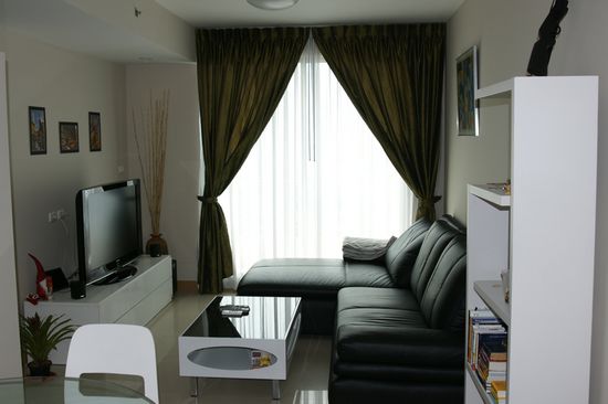 Die Couch ist Massangefertigt nach unseren Wuenschen (Leder), Lieferzeit 5 Tage, da soll mal einer meckern! Ich schaetze der Preis ist weniger als die Haelfte aus Deutschland- spott billig! Das nenne ich Kundenservice, nicht so wie in Deutschland wo mann 7-8 Wochen Lieferzeit hat!