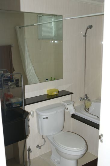 1. Badezimmer (nur vom Schlafzimmer aus begehbar)