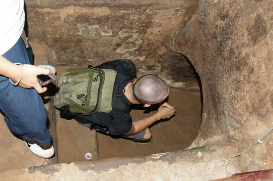 Und dann gings ab runter in den Tunnel. Der Tunnel hatte die Masse (LxBxH): 100m x 0,6m x 0,8m. Die Tunnel wurden fuer uns Touris schon groesser gegraben als die Urspruenglich waren. Alle 30m war fuer uns ein Notausgang und wir haben auch nicht mehr als die 30m geschafft! Es war super eng dort drin und Markus mit seinen ueber 2m.. naja, verdammt eng halt! Wir waren echt froh, als wir draussen waren. Wir waren komplett durchgeschwitzt und ausser Atem- und das nach gerade mal 30m! Die Soldaten koennen einem echt leid tun! Wirklich grausam was dort passiert ist.