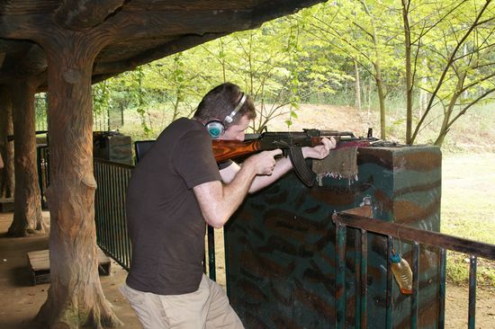 Das war wohl unser persoenliches Highlight:
Eimal im Leben mit einem AK47 schiessen.