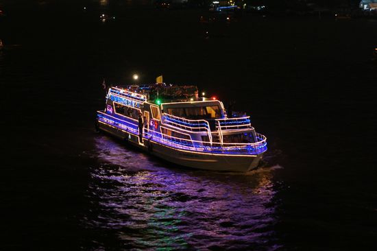 Den ganzen Abend fuhren schoen beleuchtete und geschmueckte Boote den Fluss auf- und ab.