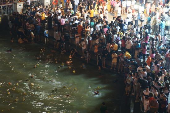 Die Menschen haben die kleinen "Schiffchen" selbst in den Fluss gegeben, oder den Kids fuer kleines Geld in den Fluss springen lassen, samt "Schiffchen". Wenn wir Europaeer darein springen wuerden, waeren wir am naechsten Tag tod- sterbens krank.