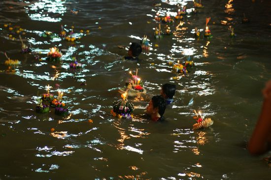 Die Gestecke werden ins Wasser gelassen und "alle boesen Geister" gehen von Einem...so ungefaehr ist der Sinn des Ganzen.