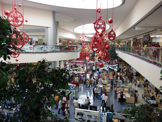 Weihnachten ird hier wirklich gross geschrieben. Ueberall auf den Daechern und an den Strassen ist alles sehr schoen geschmueckt. Ich wuerde fast behaupten, steht dem in Deutschland in Nichts nach!