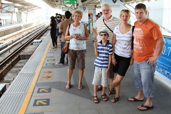 Hier sind wir schon wieder in Bangkok- Asoke Station und warten auf die Bahn.