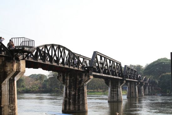 Wer kennt sie nicht: die Bruecke am Kwai