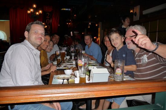 Kennenlernabend mit Am' s Eltern. Ging gut ab die Party. Wir waren im Tawandaeng. Einfach mal danach googeln- ist super!