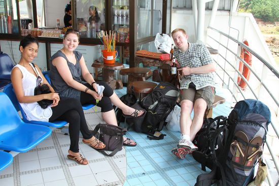 Bei der Anreise auf der Faehre. Und- nein: im Hintergrund ist kein Eimer mit Strohhalmen und Sangria!  Nur ein kuehles Bierchen wie man bei Andreas sehen kann!