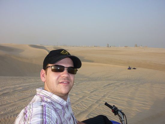 Hier kann man gut sehen, wie hoch die Duenen waren. Die schwarzen Punkte im Hintergrund waren meine Kollegen!
Weit am Horizont sieht man QatarGas! Da wird das Geld gescheffelt. Kleine Info: Qatar ist das reichste Land der Welt. Die Gasreserven reichen fuer die naechsten 300 Jahre! Das groesste Gasfeld ist 900Miliarden Kubikmeter!