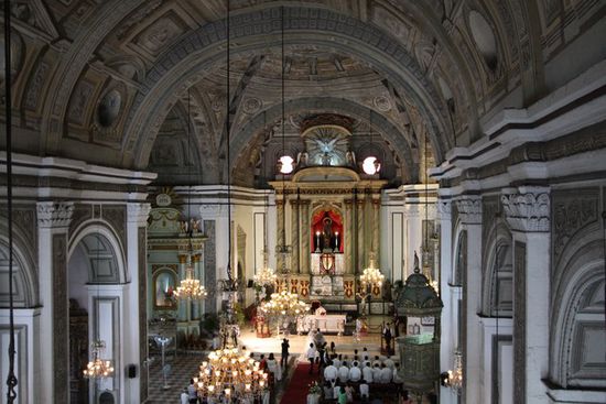 Wir hatten das Gluck und konnten sogar noch 2 Hochzeiten anschauen. Im Prinzig genauso wie bei uns, kein Unterschied.
Das lustige allerdings war, dass wir bei der ersten Hochzeit ganz gespannt waren wie huebsch das Brautpaar ist und wie Sie so aussehen,dann gab es aber eine lustige Ueberraschung.
Das Brautpaar war ca. 75 Jahre alt. Sie haben Ihren 50 Hochzeitstag gefeiert und Ihr Versprechen erneuert.