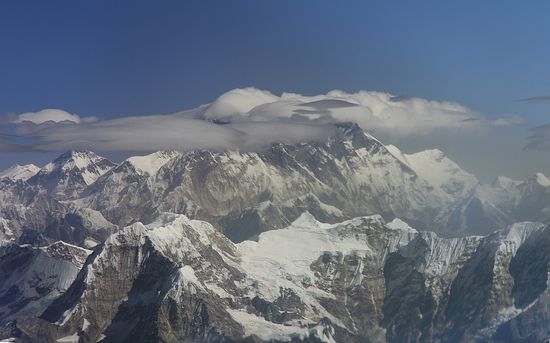 Und hier ist er endlich: Mount Everest! Leider hatten wir nicht soviel Glueck mit dem Wetter, denn der Gipfel lag in Wolken! 