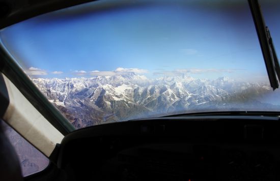 Wir durften sogar ins Cockpit und mit dem Piloten Quatschen und Fotos machen. Mittig der Everest, rechts der Lotse.