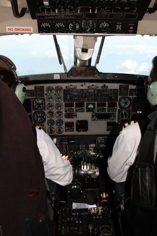 Links die Pilotin, rechts der Co-Pilot der uns im Cockpit alles erklaert hat.