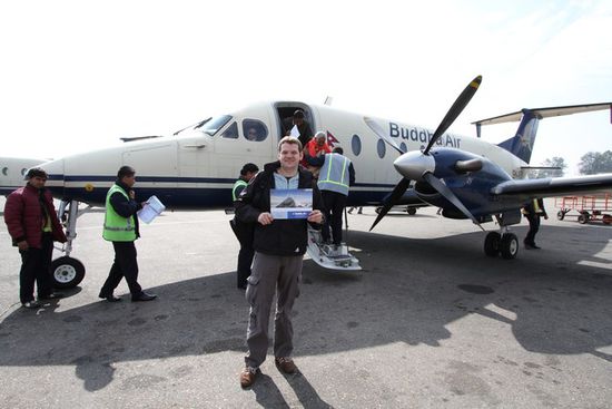 Hier wieder heil am Boden. Mit so einer kleinen Propellermaschine bin ich noch nie zuvor geflogen. Alter Schwede, die hat ganz schoen beim Anflug gewackelt und ist kurz vor der Landung maechtig von links nach rechts geschwankt. Jeder hat ein Zertifikat zur Teilnahme am Everest Flug bekommen. Ein Tip: Wenn wirklich uebles Wetter ist wird einem vorher gesagt, ob der Everest zu sehen ist oder nicht. Wir haben zur Wahl bekommen ob wir fliegen wollten oder verschieben (kostenlos). Doch wir dachten uns besser jetzt als vielleicht nie mehr und es hat sich definitiv gelohnt!