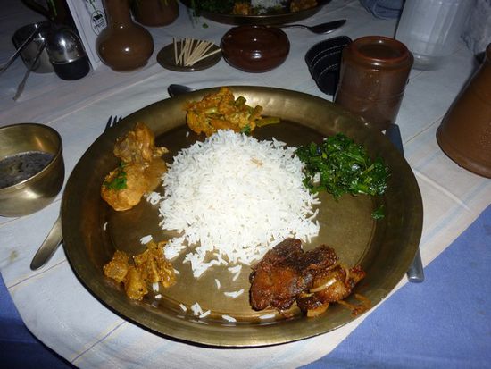 Spinat, Wildschwein, Schweine-Curry und Curry-Gemuese mit Reis und Erbsensuppe. Das Landesgericht Nr. 1. Die Suppe wird normalerweise ueber den Reis gekippt und dann alles mit den Haenden gegessen. Unser Guide hat ueberall mit den Haenden gegessen, egal welche "Pampe"