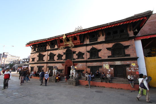 In diesem Haus lebt die Kumari. Sie war auch dort, durfte sich aber natuerlich nicht zeigen.