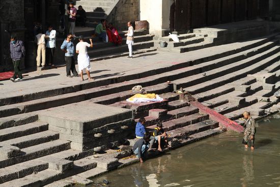 Hier wird um die Verstorbenen getrauert. Das krasse ist, 50m weiter flussaufwaerts (oder soll ich Kloake sagen) baden die Kinder und 100m weiter abwaerts stehen die Kuehe im Fluss. Nochmal 100m weiter wird die Waesche gewaschen.