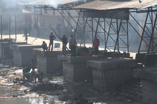 Hier verbrennen die Angehoerigen anschliessend ihre Verstorbenen. Sie werden auf Holz aufgebarrt und anschliessend auf den Feuerstellen verbrannt. Jemand erzaehle mir, dies wuerde 4 Stunden dauern.