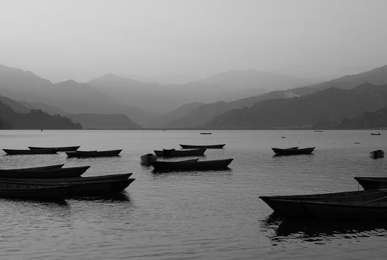 Pokhara Lake. Normalerweise hat man einen genialen Ausblick vom See auf das Annapurnagebirge. Der blieb uns allerdings wieder einmal verwehrt.
