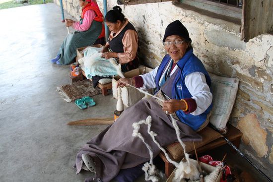 Das Bild ist in einem tibetanischen Fluechtlingslager entstanden. Die Fluechtlige verdienen Ihr Geld mit Handwerk wie hier in einer Weberei zum Beispiel.