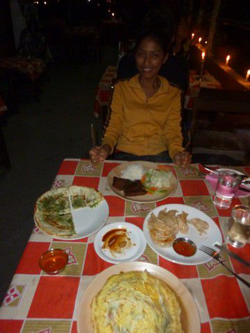 Abends waren wir noch in einem tibetanischen Restaurant essen, bevor es am naechsten Morgen frueh wieder weiter ging. Diesmal weiter in den Chitwan Nationalpark auf Safari.