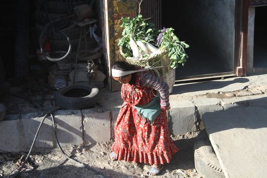 So tragen die Frauen die Lasten in Nepal, am Kopf!