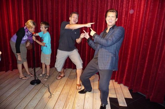 Hier waren wir noch bei Madame Tussauds in Bkk.