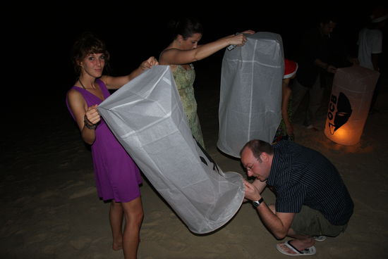 Zum Abschluss des Abends haben wir noch Laternen in den Himmel steigen lassen- hach...wie romantisch...