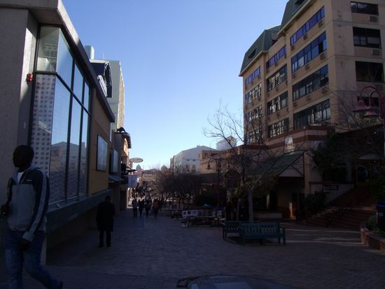 Windhoek's Fussgaengerzone, sehr unspektakulaer genauso wie der Rest von Windhoek