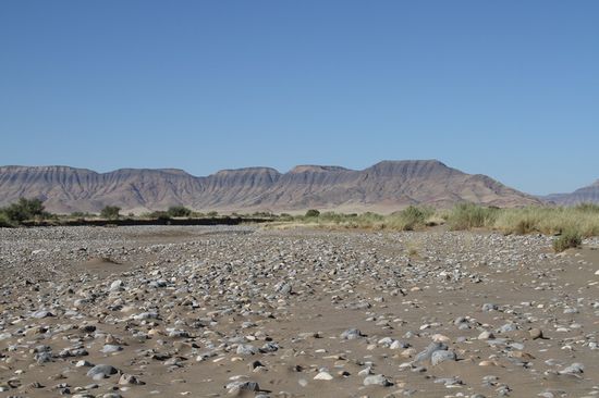 Zum Glueck war das Flussbett trocken, das war naemlich der einzige Weg nach Sossusvlei!