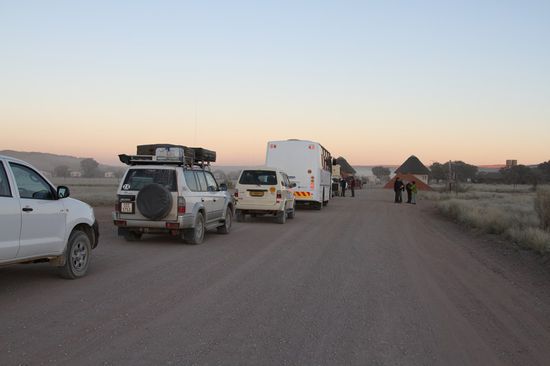 Kurz vor Sonnenaufgang um 6.30Uhr am Gate bevor es geoeffnet hat.