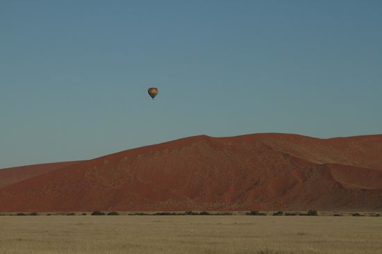 Das muss ein Traum sein, mit dem Heissluftballon ueber dem Sossusvlei. Preis pro Person fuer 1 Stunde Flug: schlappe 400Euro...AUTSCH!