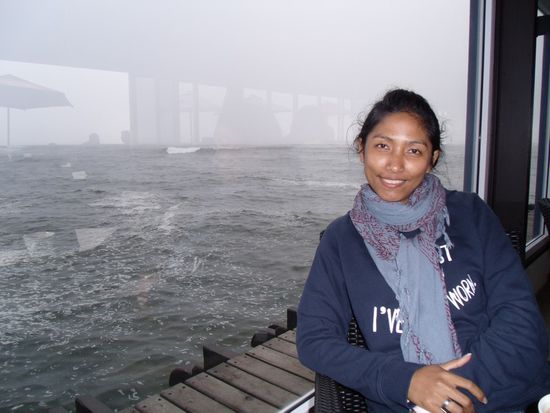 Nach der Ankunft waren wir etwas spazieren. Wir sind bis in die Stadt und den Steg von Swakopmund gelaufen. Hier sitzen wir gemuetlich bei Kuchen und einer Tasse warmen Kaffee.