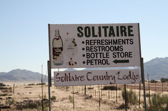 Hier in Solitaire sollte man mit der Planung fuers Tanken etwas aufpassen. Generell gilt: Nicht jede Tankstelle in Namibia hat BEnzin. So war es auch hier: das Benzin war aus. Zum Glueck hatten wir noch genuegend Sprit bit zur Naechsten Tanke.