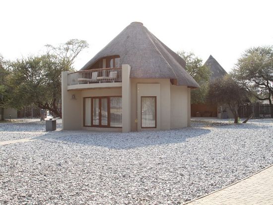 Das sind die Waterhole-Chalets 1min vom Wasserloch.