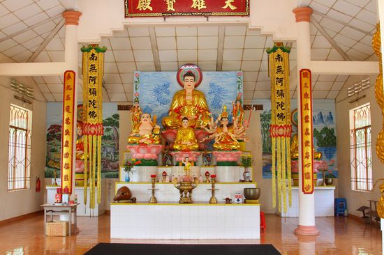 Hier waren wir einen Tag unterwegs und haben uns diverse Sachen angeschaut. Auf diesem Bild und den Naechsten ein chinesischer Tempel.