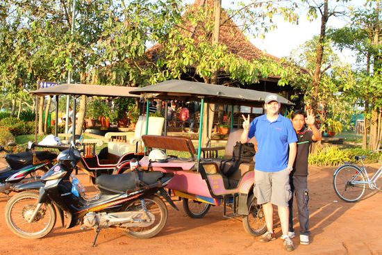 Hier unser Tuk- tuk mit Fahrer