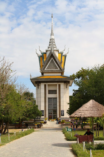 Am letzten Tag in Kambodscha (schon wieder zurück in Phnom Phen) sind wir noch zu Choeung Ek, dem Genoziddenkmal wo bis in die 80er Jahre Meschen auf übelste Art hingerichtet wurden.