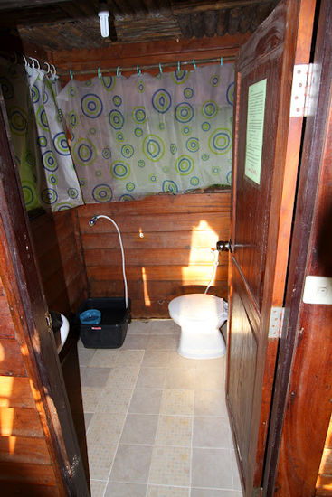 links in der Ecke: unsere Dusche.....muahahah war das kalt bei 10 Grad am Morgen