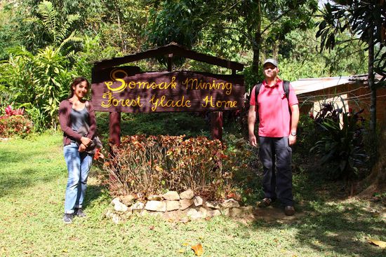 Wer googln möchte, hier der Name: Somsak Mining Forest Glade Home (Glade heisst die Eigentümerin)
