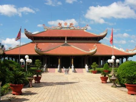 Pagode in Cu Chi, imm inneren sind die Namen aller gefallen Soldaten von Vietnam`s Kriegen verewigt.