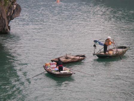 Fahrende Verkaufer in Halong-Bay