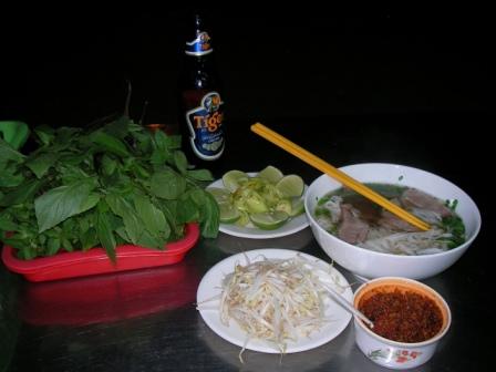 Phu Bu (Nudelsuppe mit Rindfleisch, sowie Beilagen) Schmeckt super